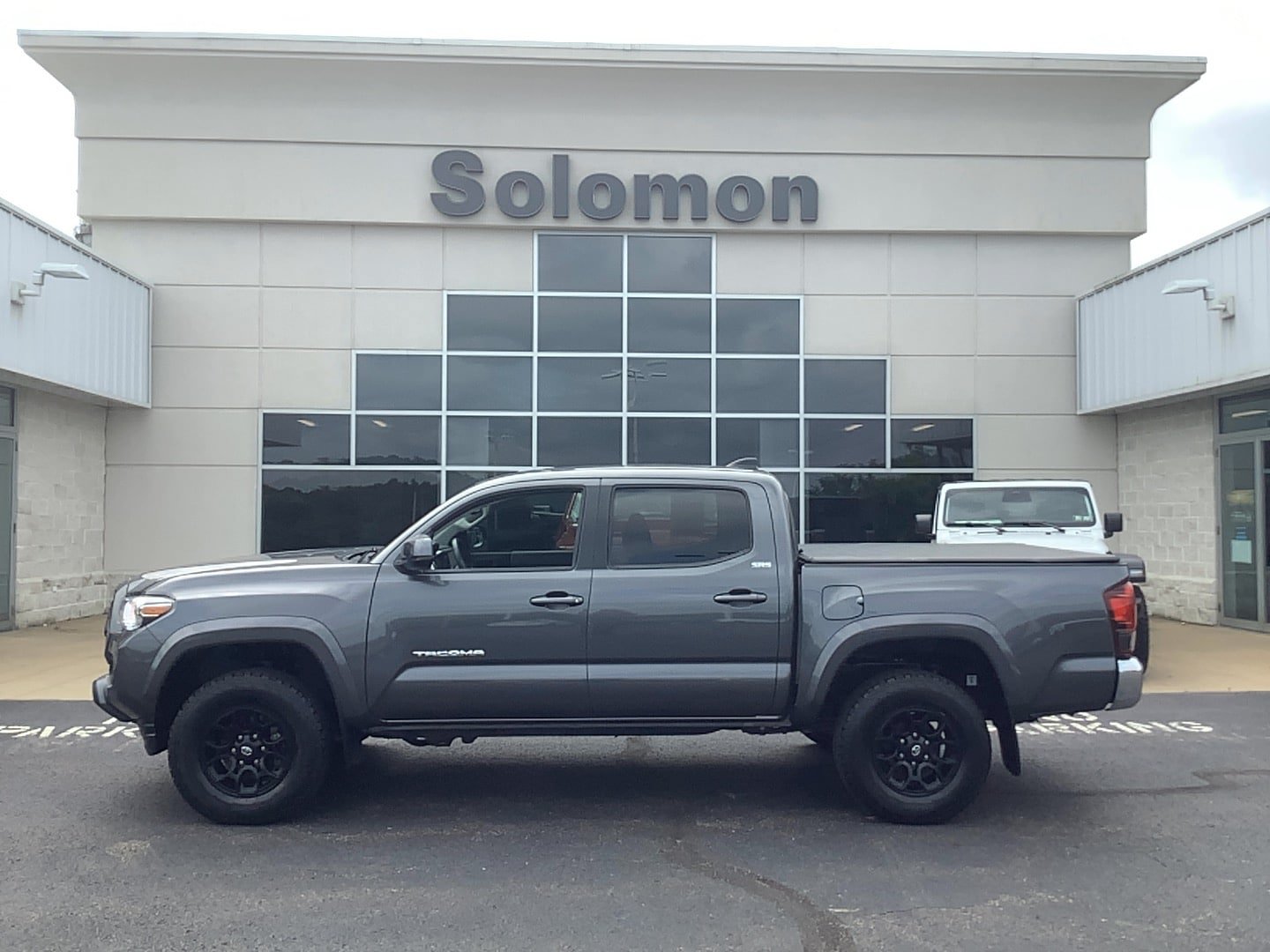 Used 2022 Toyota Tacoma SR5 AWD/4WD image 1