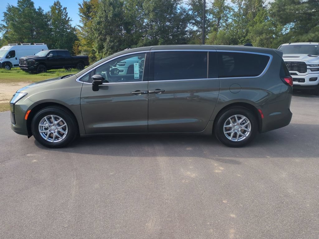 New 2027 Chrysler Pacifica Select FWD image 7