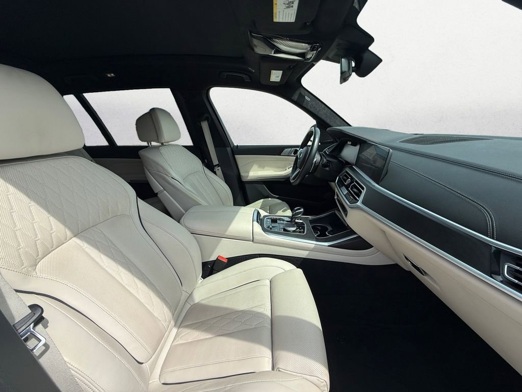 Used 2021 BMW X7 M50i image 12