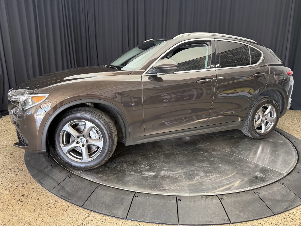 Used 2018 Alfa Romeo Stelvio AWD image 5