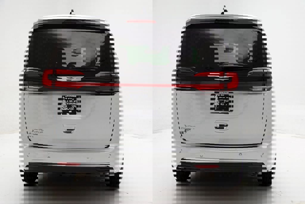 Used 2024 Chrysler Pacifica Touring-L image 8