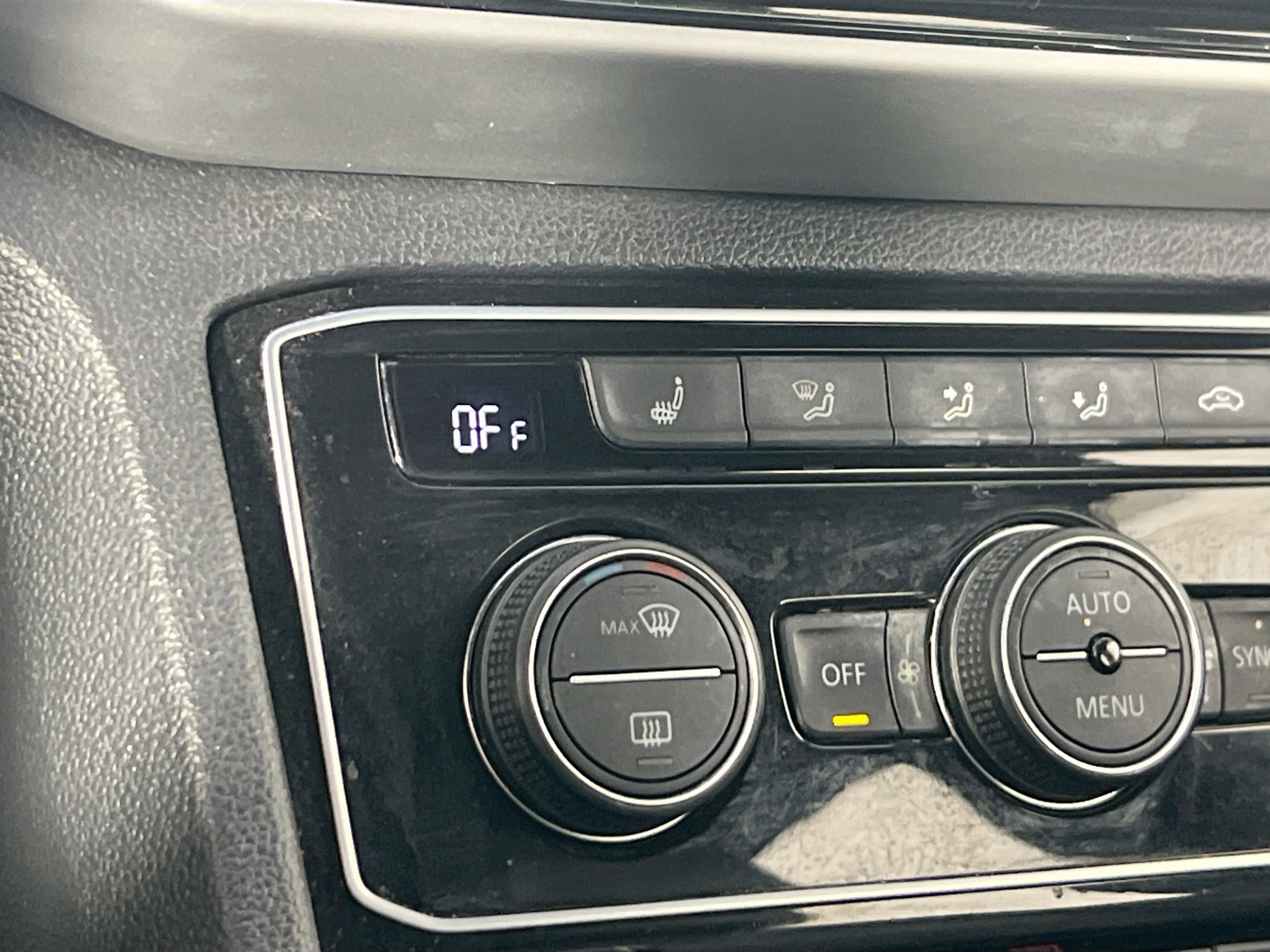 Used 2022 Volkswagen Atlas Cross Sport SE image 19