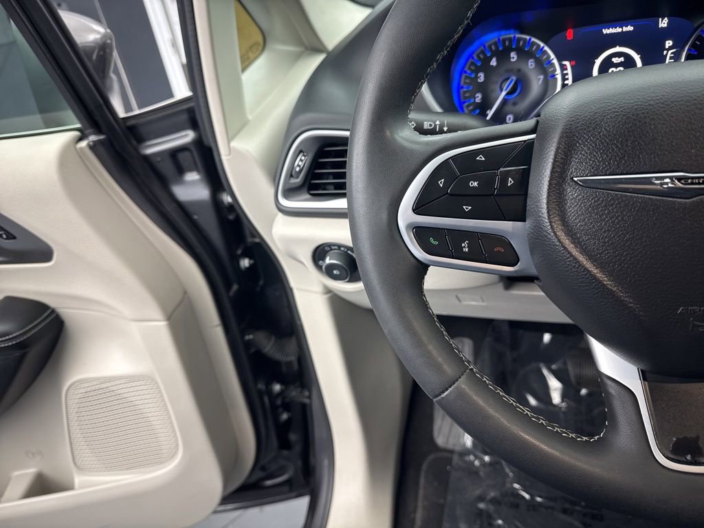 Used 2023 Chrysler Pacifica Touring-L FWD image 27