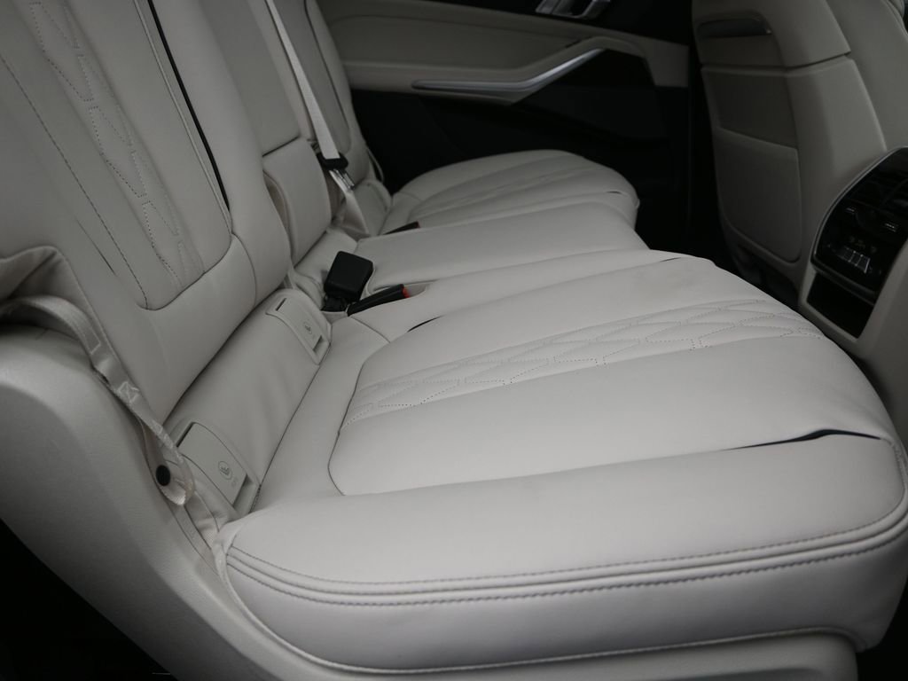 New 2026 BMW X7 M60i image 23