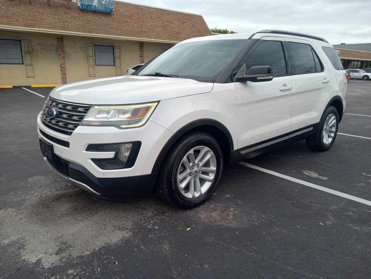 Used 2016 Ford Explorer XLT w/ Equipment Group 202A FWD image 1