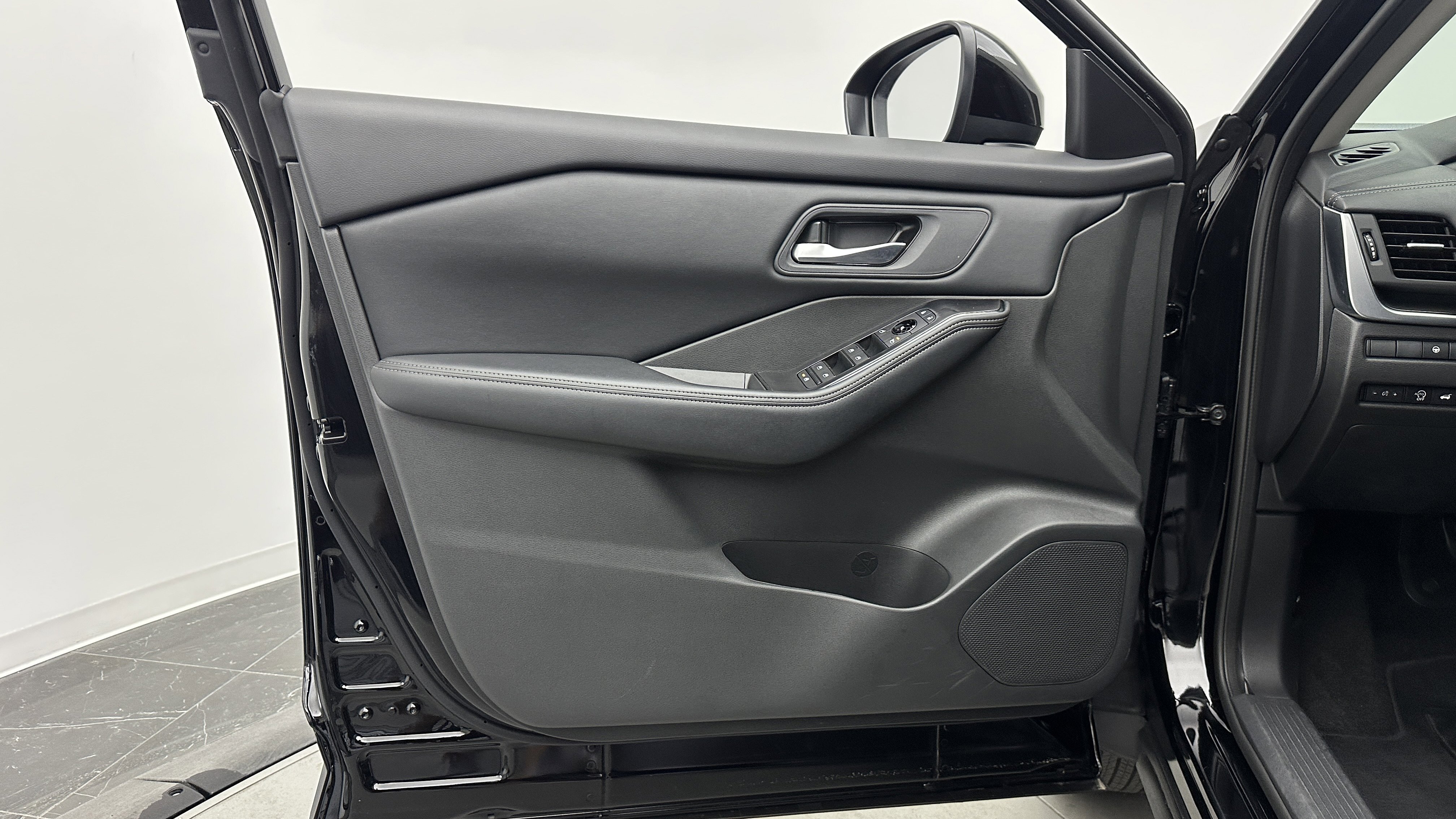 Used 2025 Nissan Rogue SV image 22