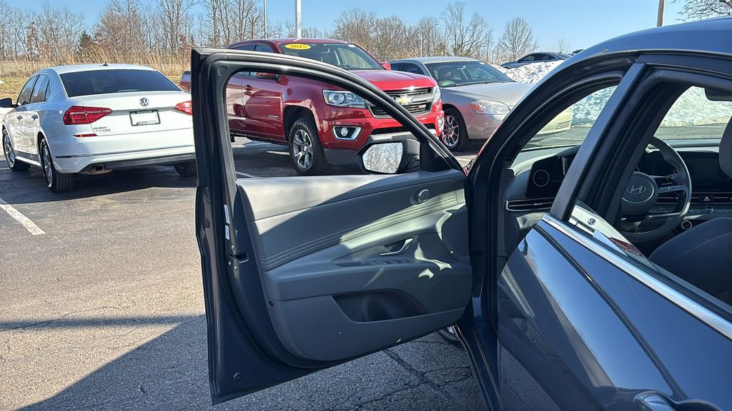 Used 2025 Hyundai Elantra SEL image 11