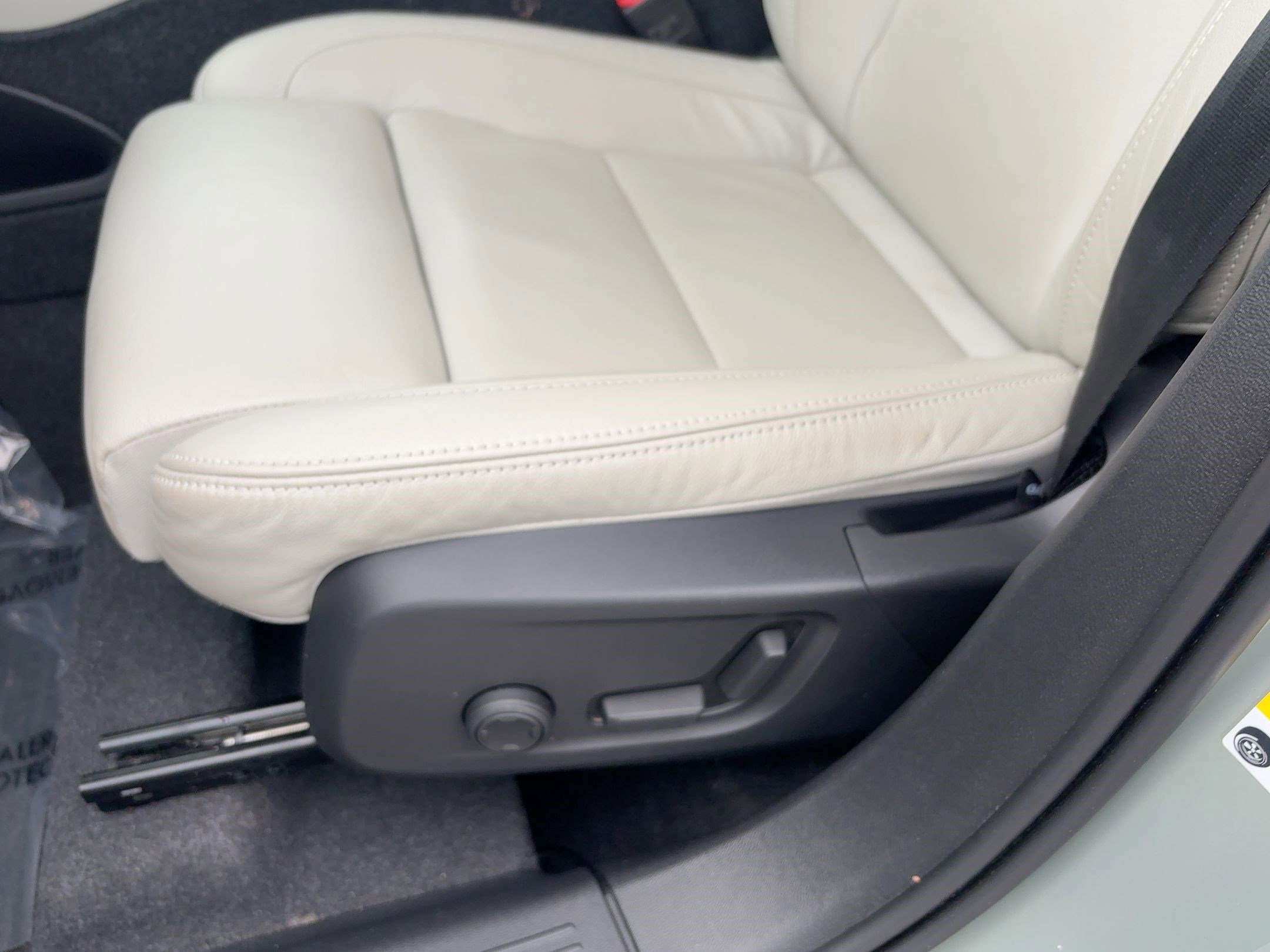 Used 2024 Volvo XC40 B5 Plus w/ Climate Package image 14