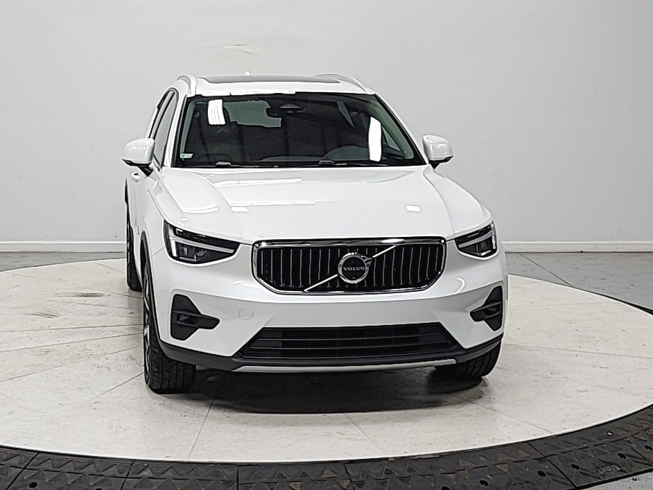 Used 2024 Volvo XC40 B5 Plus AWD/4WD image 3