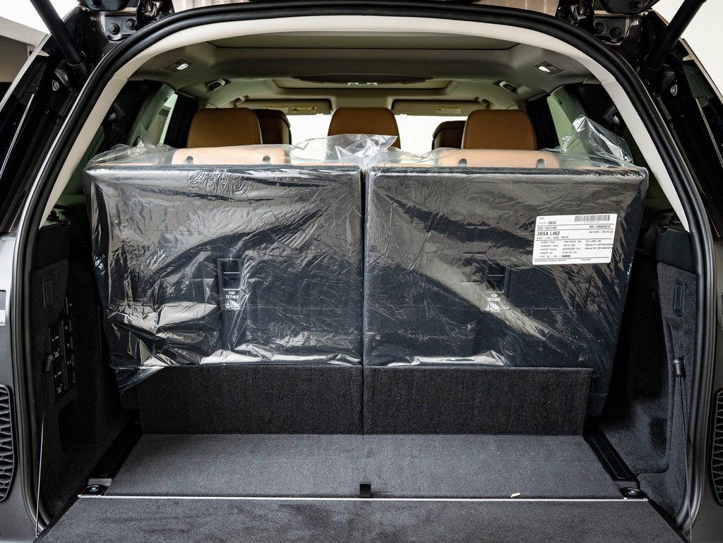 New 2026 Land Rover Discovery Limited Edition image 17