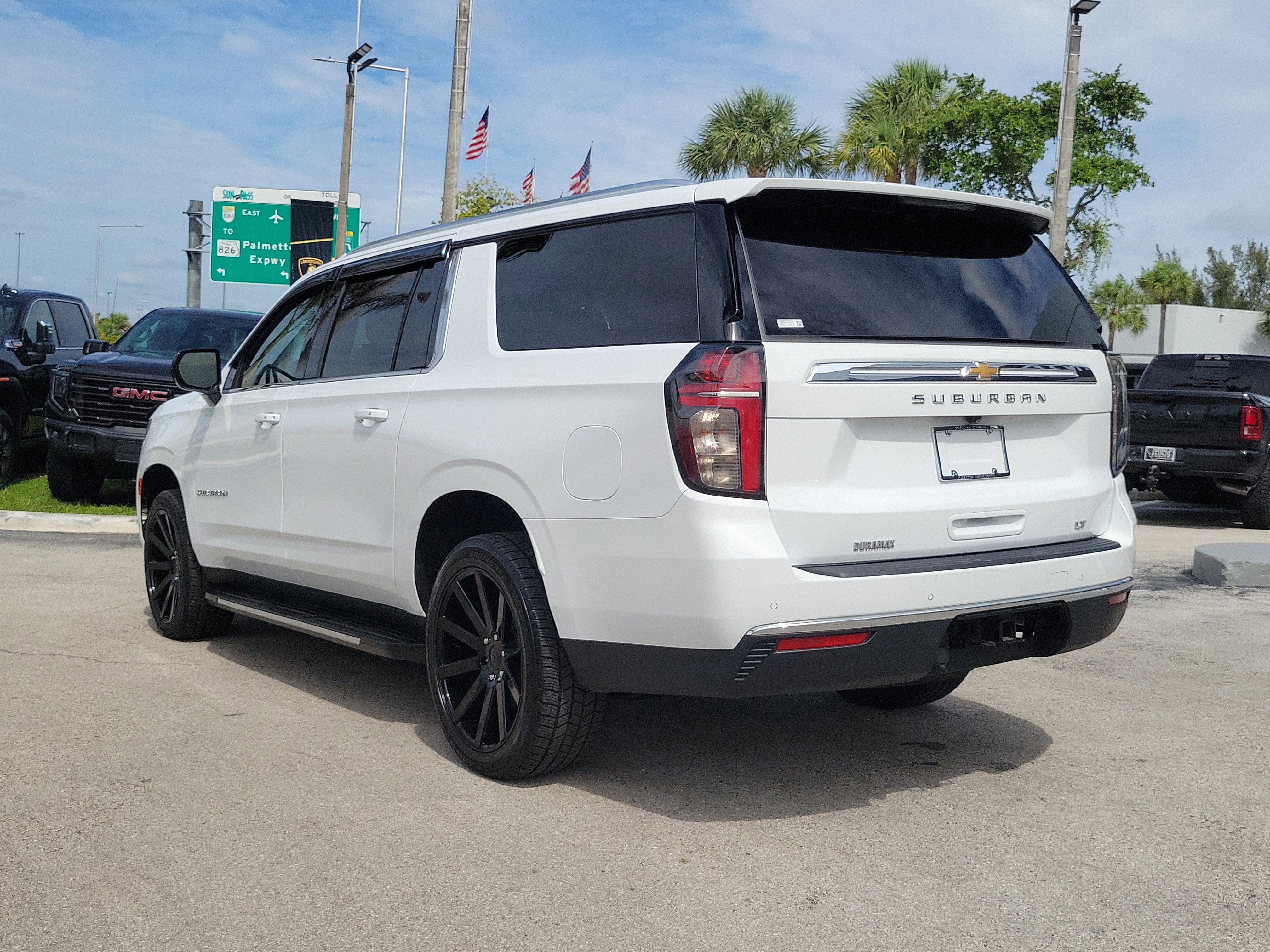 Used 2023 Chevrolet Suburban LT RWD image 7