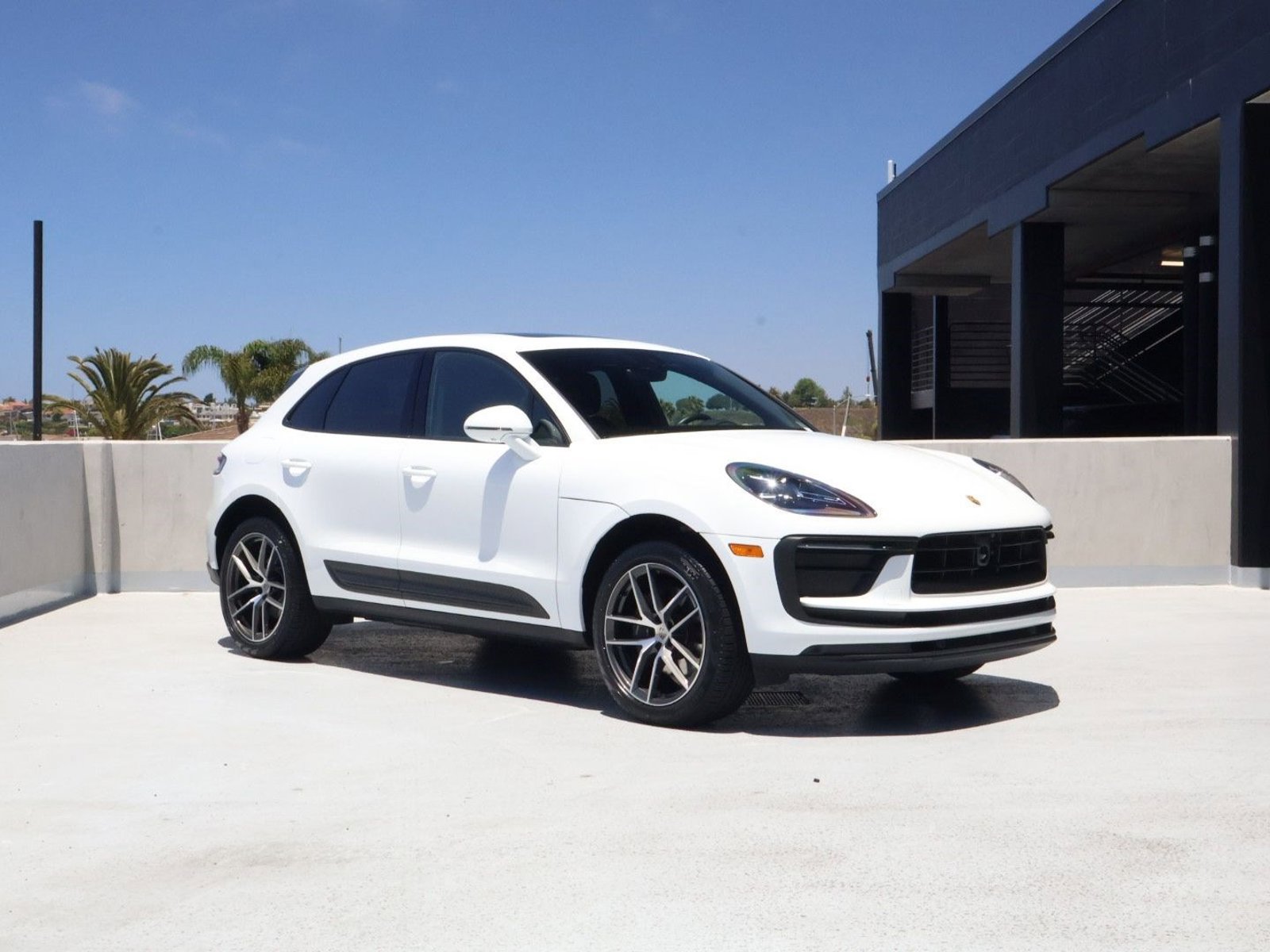 Certified 2025 Porsche Macan AWD/4WD image 7