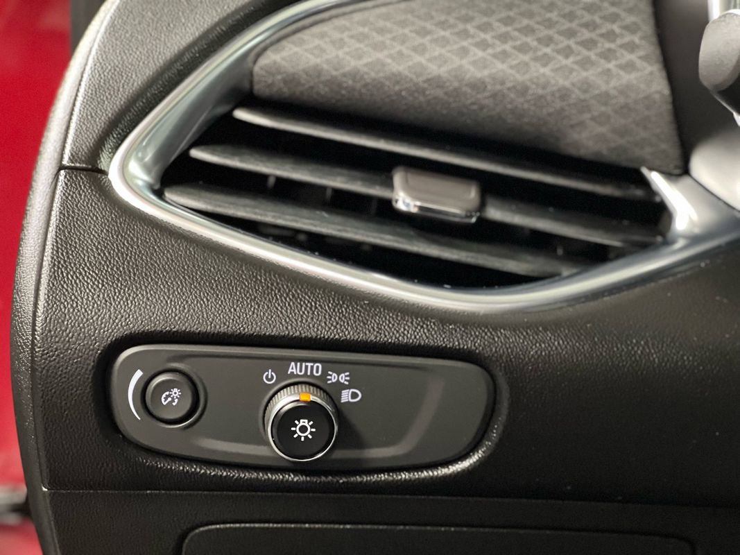 Used 2018 Chevrolet Malibu LT w/ Driver Confidence Package image 24