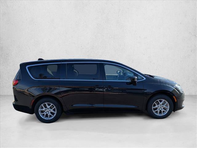 Used 2023 Chrysler Voyager LX FWD image 4