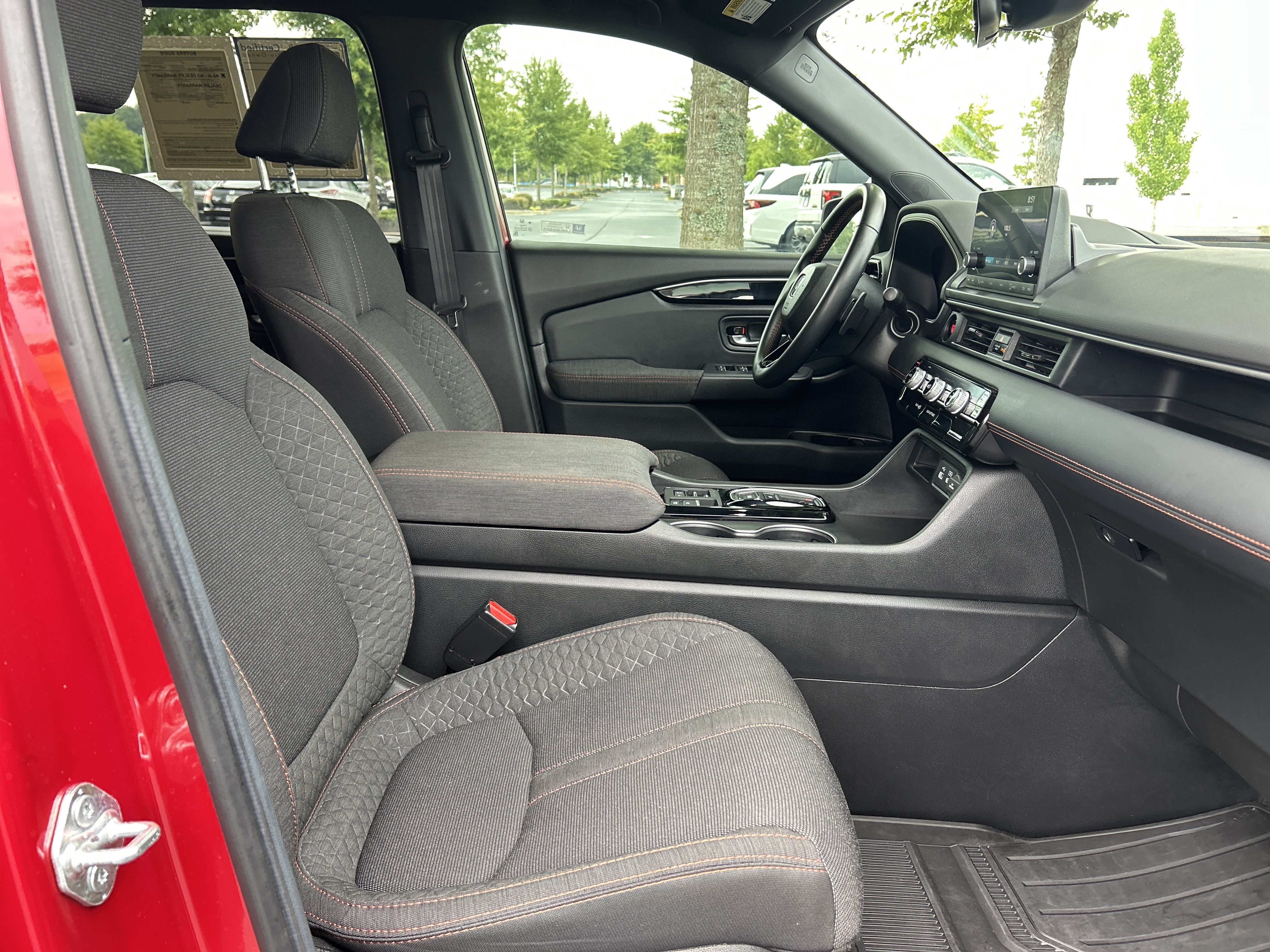Used 2025 Honda Pilot Sport image 31