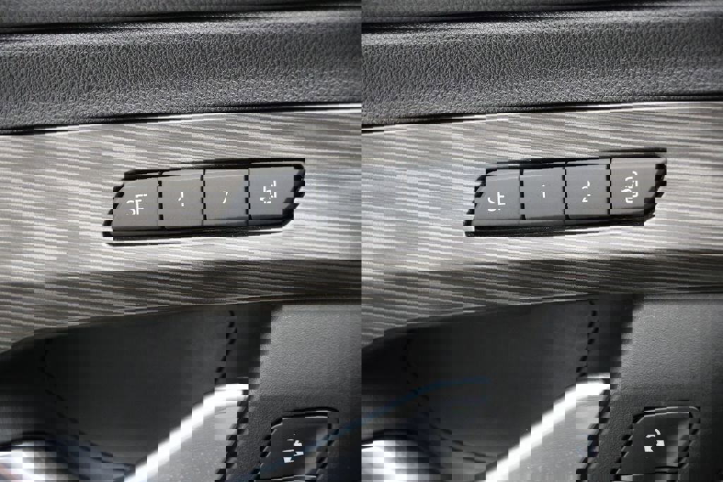 Used 2024 GMC Terrain SLT image 24