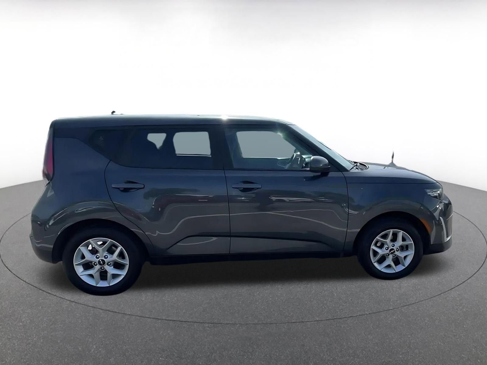 Used 2025 Kia Soul LX w/ LX Technology Package FWD image 16