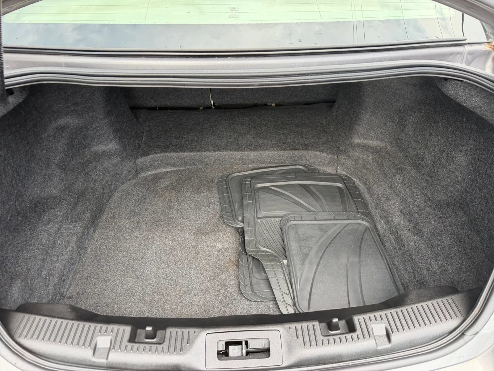 Used 2014 Ford Taurus SE FWD image 19