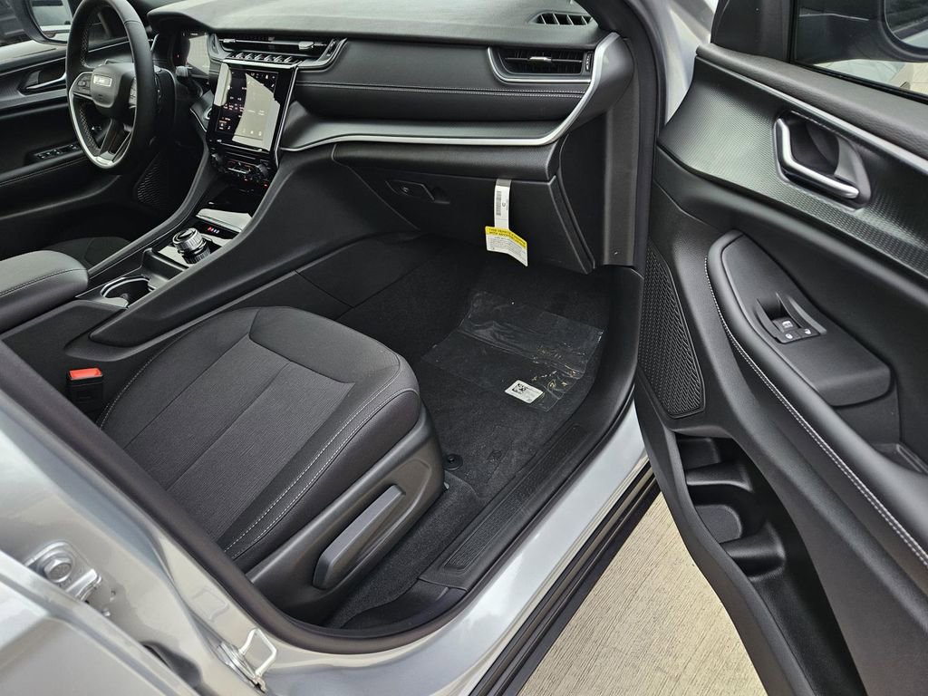 New 2026 Jeep Grand Cherokee Laredo AWD/4WD image 7