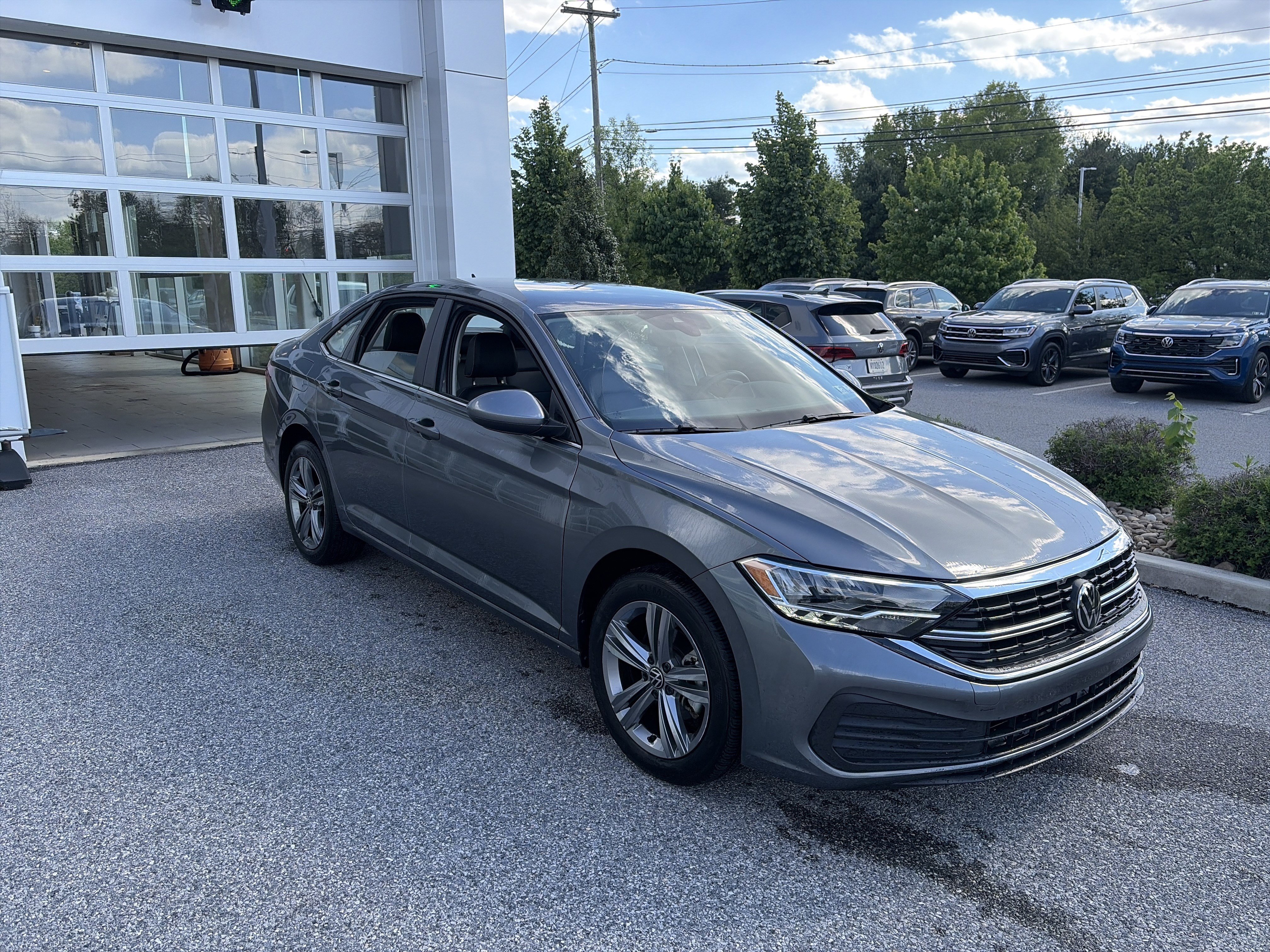 Used 2024 Volkswagen Jetta SE FWD image 3