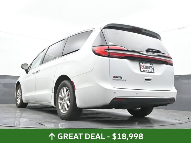 Used 2023 Chrysler Pacifica Touring-L FWD image 37