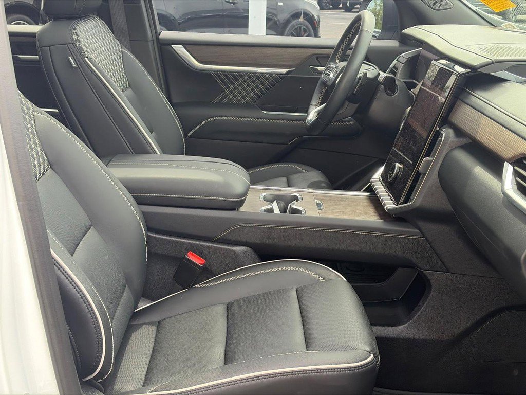 Used 2025 GMC Acadia Denali FWD image 18