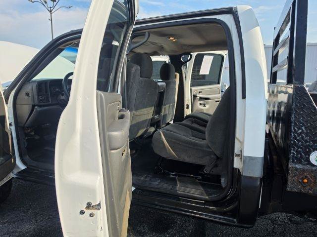 Used 2004 Chevrolet Silverado 2500 LS w/ Heavy-Duty Power Package AWD/4WD image 27