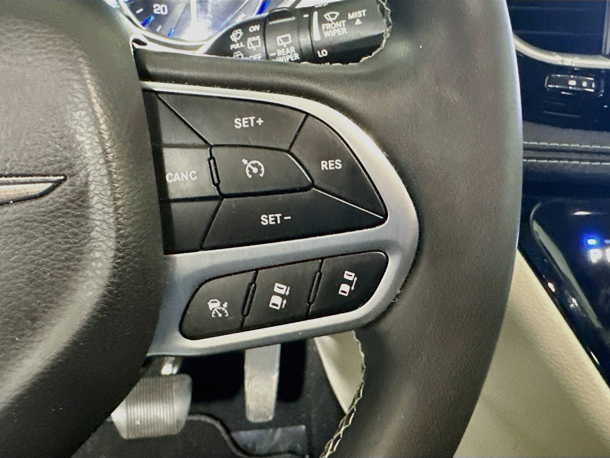 Used 2023 Chrysler Pacifica Touring-L AWD/4WD image 17