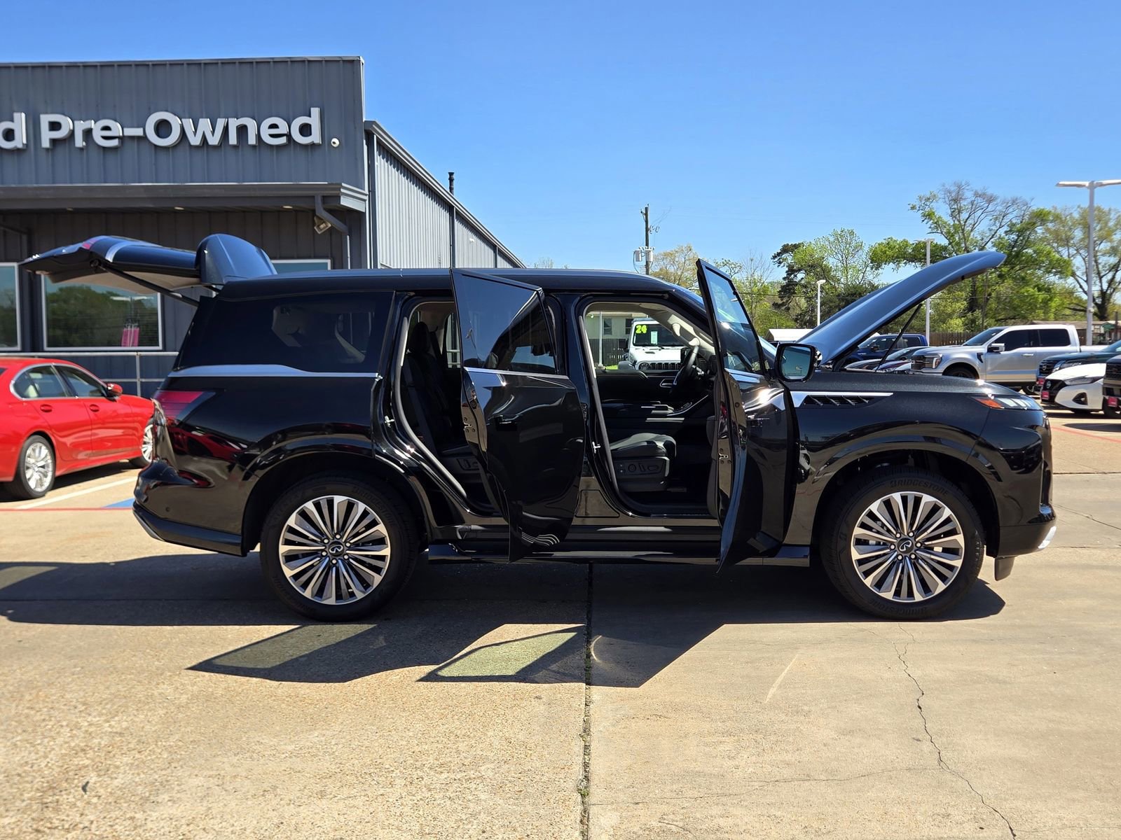 Used 2025 INFINITI QX80 Sensory image 12