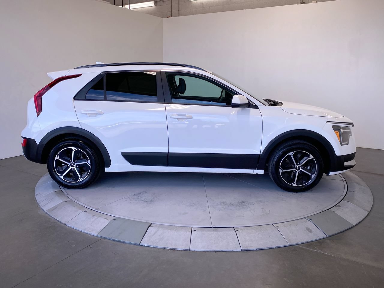 Certified 2025 Kia Niro LX FWD image 6