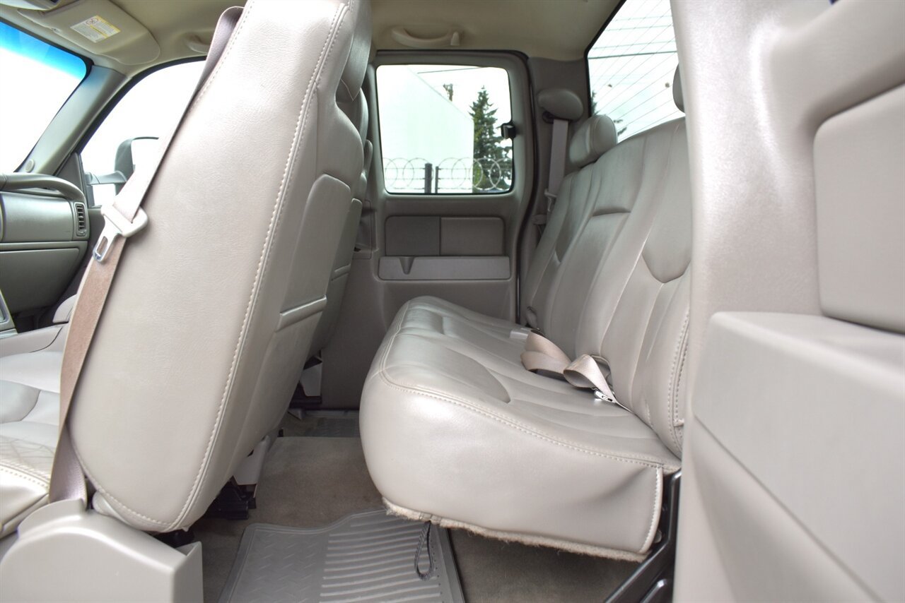 Used 2005 Chevrolet Silverado 2500 LT w/ Heavy-Duty Power Package AWD/4WD image 23