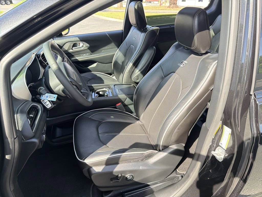 Used 2022 Chrysler Pacifica Limited w/ Uconnect Theater Family Group FWD image 13