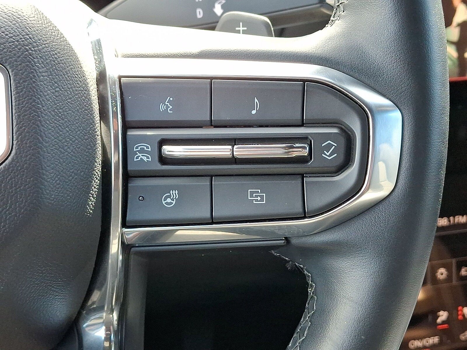 Used 2025 GMC Terrain Elevation w/ Black Edition AWD/4WD image 18