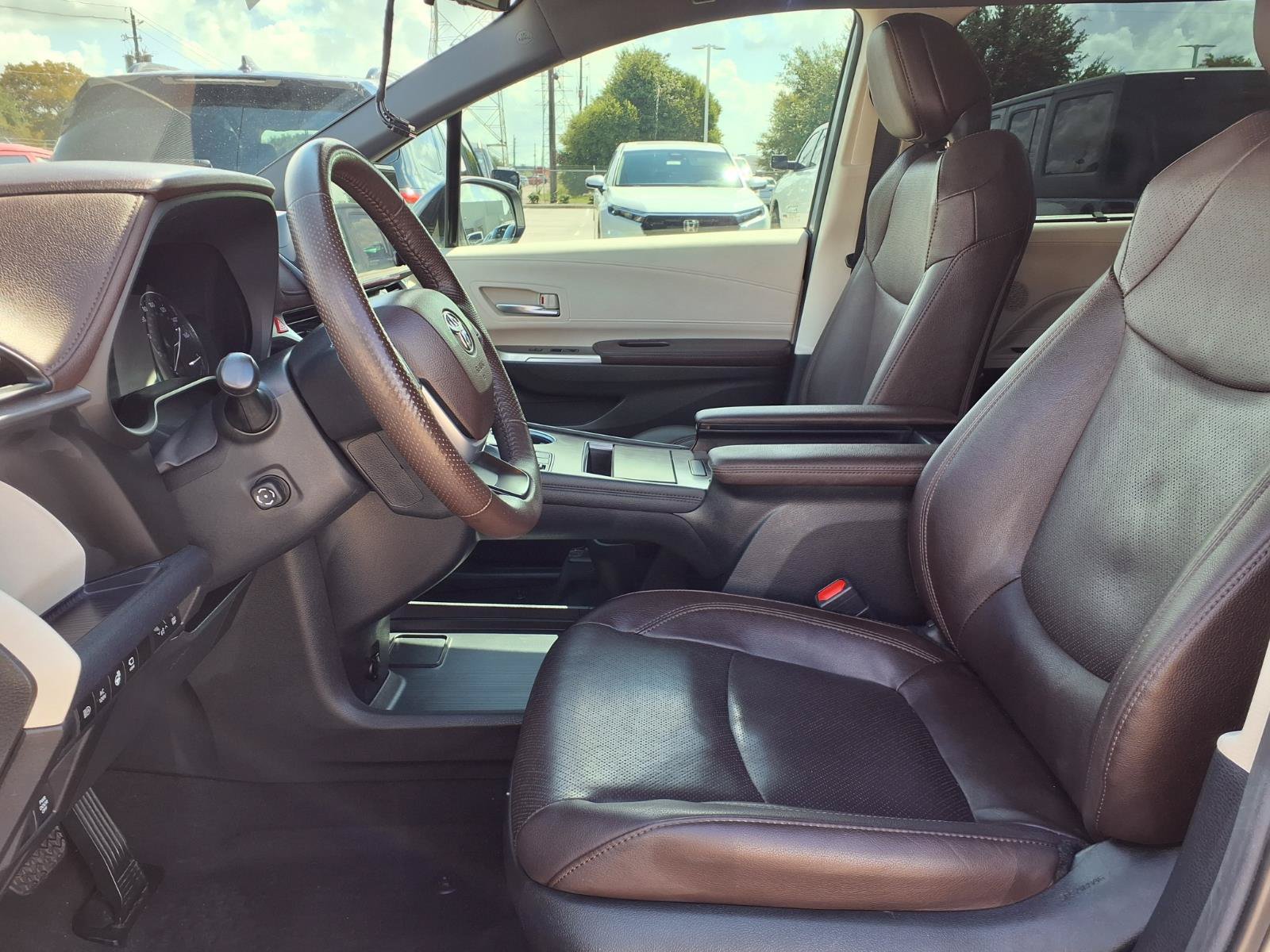 Used 2024 Toyota Sienna Platinum FWD image 18