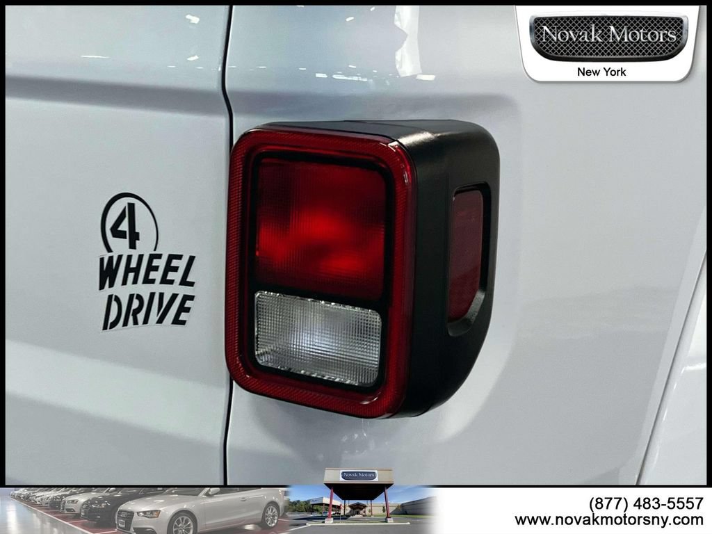 Used 2022 Jeep Gladiator Sport AWD/4WD image 11