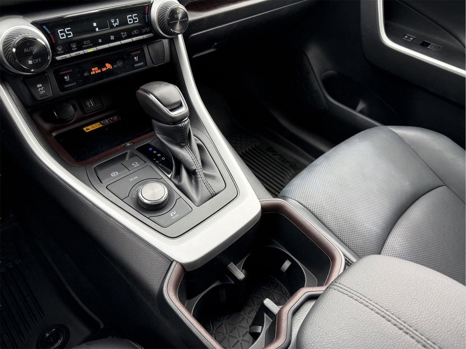 Used 2023 Toyota RAV4 Limited image 19