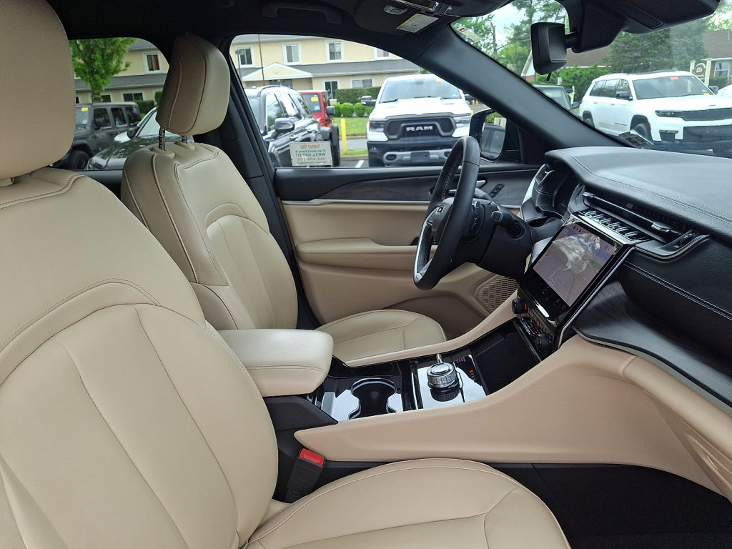 Used 2023 Jeep Grand Cherokee Limited AWD/4WD image 11