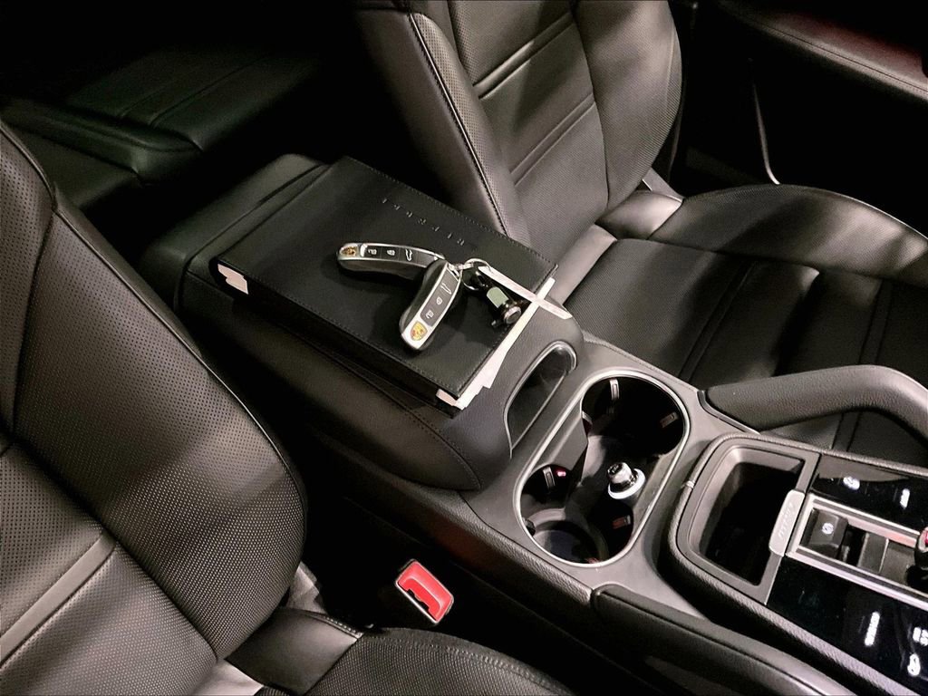 Certified 2023 Porsche Cayenne Platinum Edition image 16