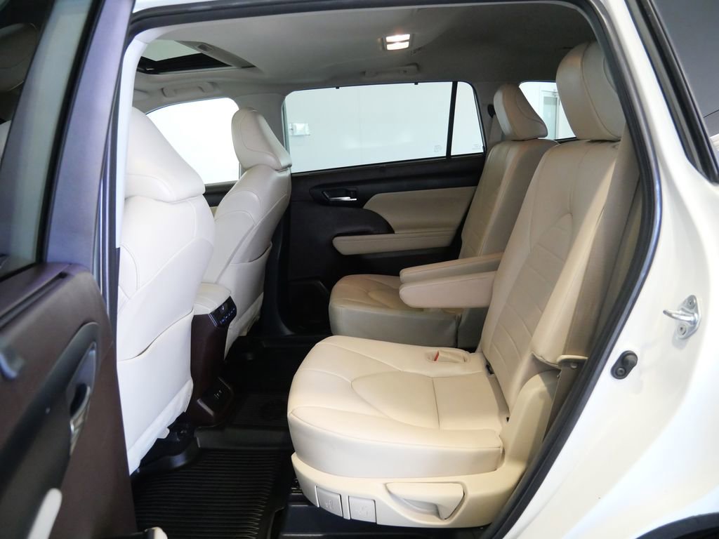 Used 2021 Toyota Highlander XLE AWD/4WD image 25