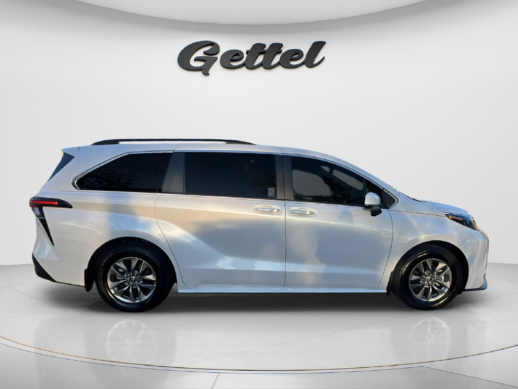 Certified 2026 Toyota Sienna XLE FWD image 4