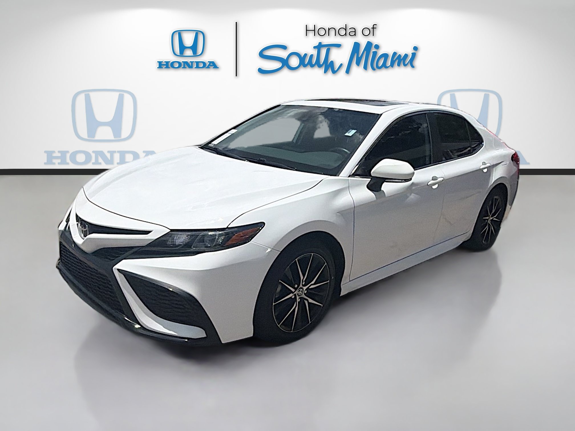 Used 2022 Toyota Camry SE w/ Convenience Package FWD image 3