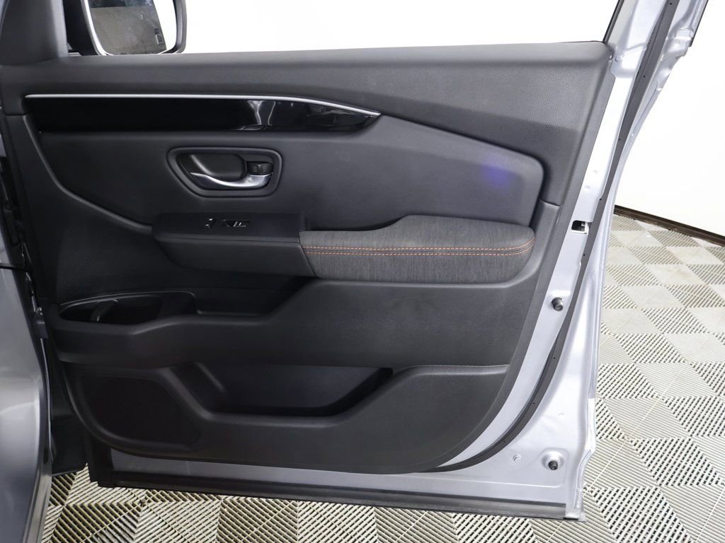 Used 2025 Honda Pilot Sport image 23