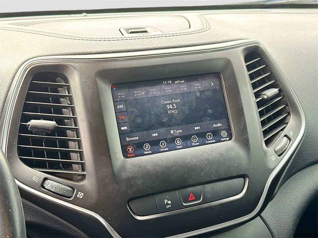 Used 2020 Jeep Cherokee Latitude Plus image 14