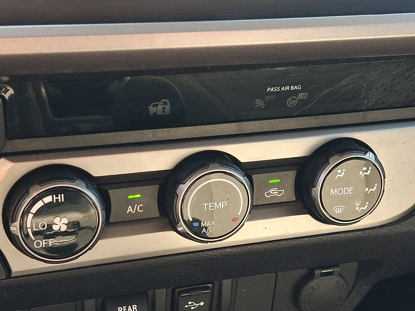 Used 2018 Toyota Tacoma SR5 AWD/4WD image 16