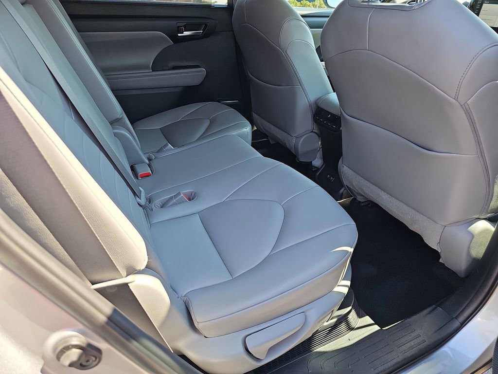 Used 2020 Toyota Highlander XLE image 14