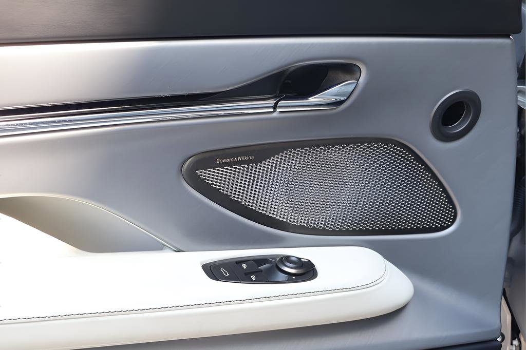 Used 2025 Aston Martin DB12 Coupe image 10