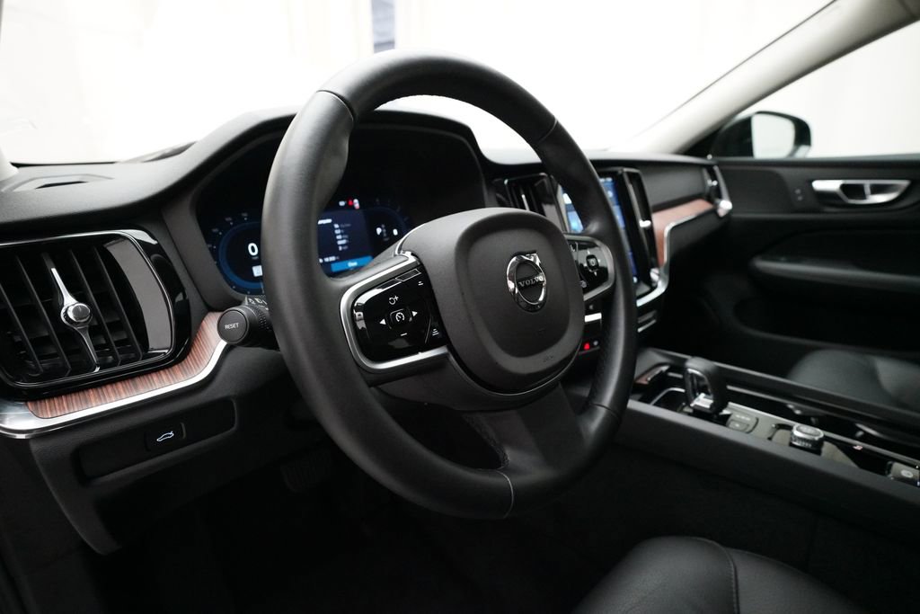 Used 2025 Volvo V60 B5 Cross Country Plus image 8