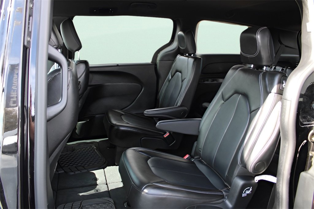 Used 2025 Chrysler Voyager LX image 16