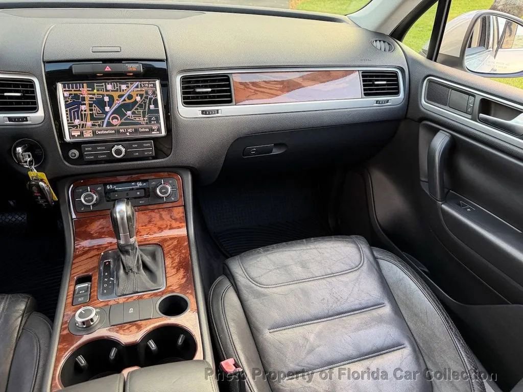 Used 2011 Volkswagen Touareg TDI image 12