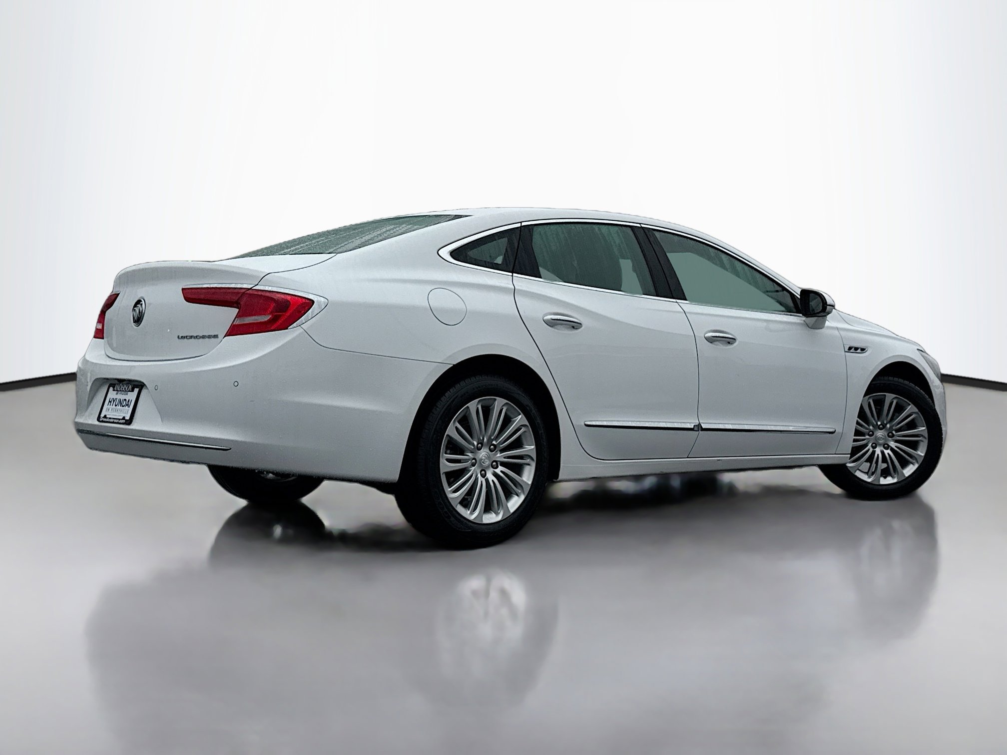 Used 2019 Buick LaCrosse Essence image 2